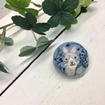 刺繍のブローチ うさぎさん（空色）