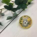 刺繍のブローチ うさぎさん（レモン）