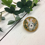 刺繍のブローチ うさぎさん（マスタード）