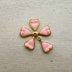 ヴィンテージ 1960s ピンク色の花びらチャーム ルーサイト/真鍮 15x9mm (2個)