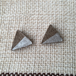 さんかくピアス(イヤリング)陶器 銀色