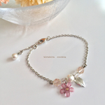 桜ピンクの花とパールとスワロスキーのブレスレット