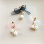 オーガンジーリボンの小さな幸せを運ぶすずらんの花束ピアス