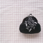 レディーのがま口petit  ノアール　*葉っぱ柄刺繍*