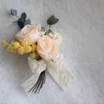 ユーカリミモザのコサージュ　花束風