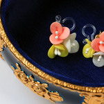 三色の小花のイヤリング/ピアス（黄色タイプ）
