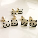 コットンパールの揺れるパンダのミニピアス