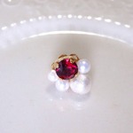 [レッド］小さなビジューピアス