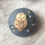 フクロウと三日月 刺繍ブローチ