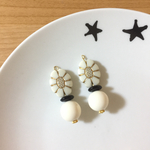 アンティークなお花のモノトーンイヤリング