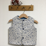 ≪安心の日本製≫リバーシブル・ベビーベスト☆可愛い「お花＆小鳥」柄＆Ｗガーゼデニムキルト 【出産祝いにも】名前入りロゼットのオプションあり