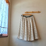 アイボリーのレースのスカート