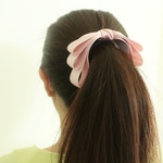 キュートなピンクのリボンのヘアゴム