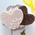 ピンクハートのアイシングクッキーとハートチョコのブローチ