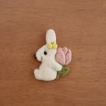ピンク色のチューリップとうさぎさんのブローチ