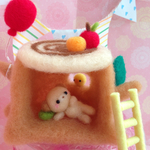 切り株のおウチの中のチビくまさん、お昼寝中です