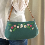 手刺繍のハンドバッグ〈春のブーケ〉