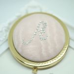 受注製作・イニシャルのコンパクトミラー（ピンク）