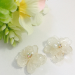 送料無料/白いアジサイのピアス