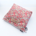 ★★LIBERTY　Betsy　ベッツィ　きらめきレッド　マチ付きポーチ　◆サニタリーポーチにも♪