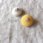 ビーズと刺繍のブローチ