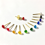 小さな丸いワンポイントピアス