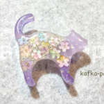 桜をまとった猫ブローチー白藤色ー