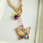 蝶と小花が揺れるパールチェーンのバッグチャーム 💠