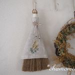 ミモザ刺繍のミニほうき