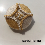 ☆刺繍☆くるみボタンのブローチ
