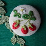 苺　立体刺繍　ぷっくりブローチ