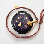 【37mm】猫と宇宙の一眼レフレンズキャップ《カラフル》