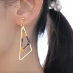 べっ甲 重なる ゴールド　三角　【樹脂ノンホール】【ピアス】
