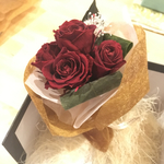プレゼントにバラの花束をそえて♡