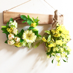 ガーベラとメーヌローズのリース、スイトピーとフリージアのスワッグ、プレート