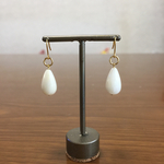 白いチェコビーズのピアス