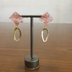 春色レジンにゴールドが揺れるピアス