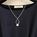 ピンクのコットンパールとシルバーモチーフのネックレス