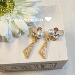 さんかくビジューのピアス