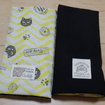 エルゴ用よだれパッド・リバーシブル yellowなねこ柄×ブラック