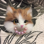 羊毛フェルト茶白猫のブローチ