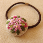 桜色 花の刺繍 くるみボタンヘアゴム