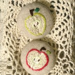  青りんごと赤いりんご 刺繍ブローチ