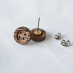 ボタンの形のウェンジの木のピアス （丸）｜スターリングシルバー　925