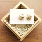 コットンパールの花束ビジューピアス