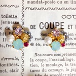 パステルカラーのビジューピアス