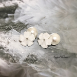 再販　可憐白フラワーピアス・パールキャッチ付き・２way 氷