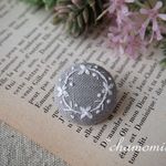 ホワイトリースの刺繍ブローチ（グレー）