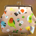  鳥柄ゴールドがま口ポーチ