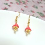 赤いキノコのピアス